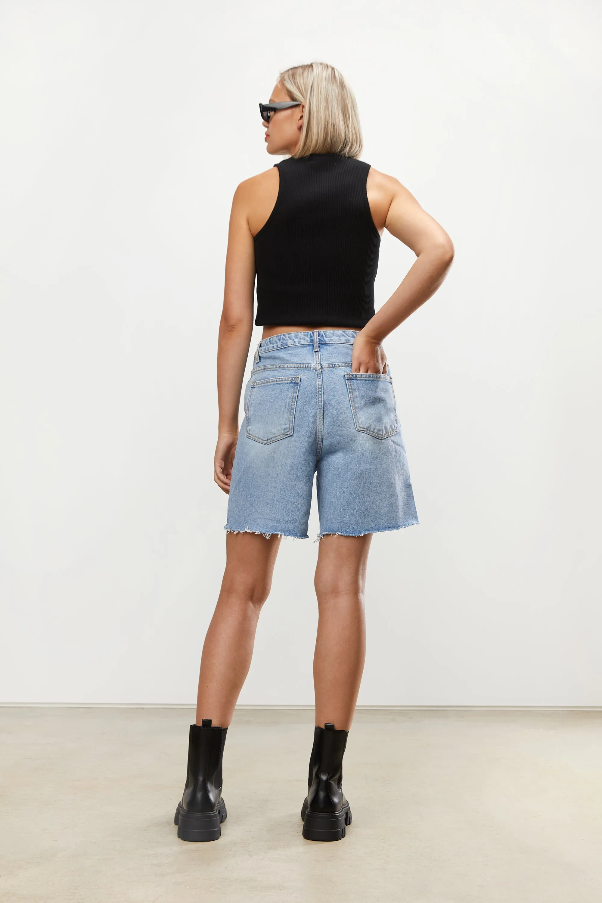 DISTRESSED JEAN SHORT